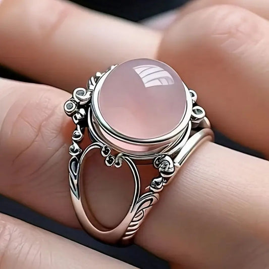 Ring Mit Rundem Rosafarbenen Quarz Cabochon Und Silberne Ornamentfassung Aria Meisterhafte Handwerkskunst