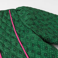 Steppjacke mit Blumenmuster und rosa Schleifen