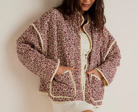 Jacke mit Blumenmuster, Taschen und überschnittenen Schultern in Lila