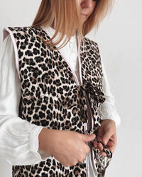 Jeansweste mit Leopardenmuster, Schleifendetails und lockerer Passform