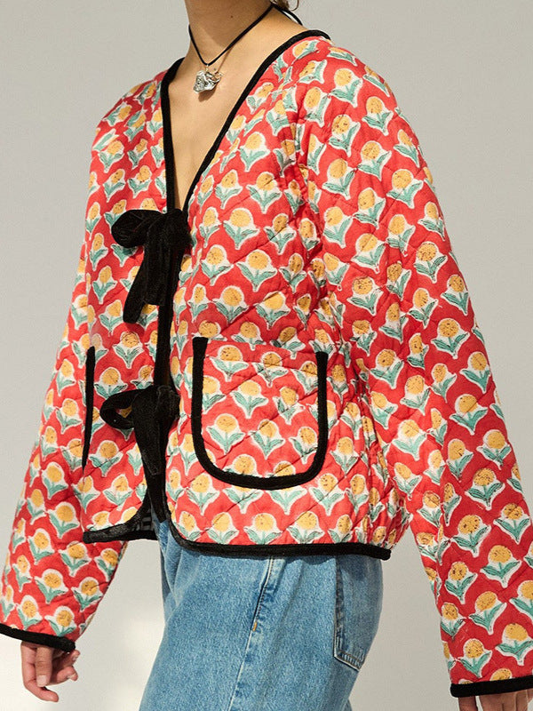 Jacke in leichter Ausführung mit Blumenmuster und Schleifendetails