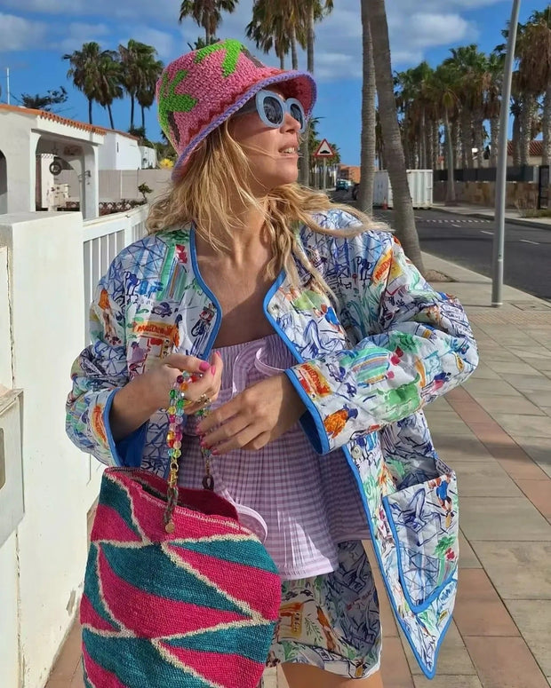 Jacke und kurze Hose mit Graffiti-Print