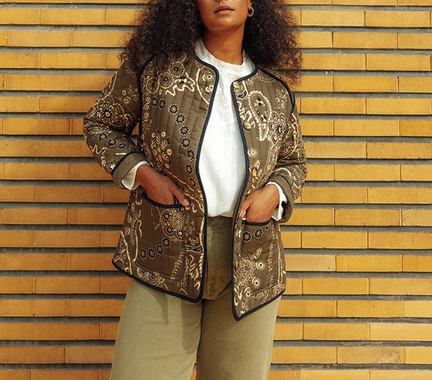 Steppjacke mit Blumenmuster und Ethno-Muster