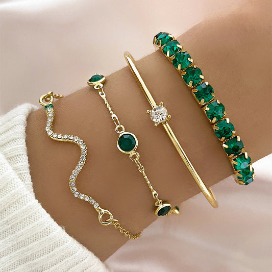 Vier Elegante Goldene Armband-Set Mit Grünen Details Smeralda - Minimalismus Und Strahlender Glanz