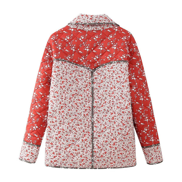 Steppjacke mit Blumenmuster und Ethno-Muster im Steppdesign