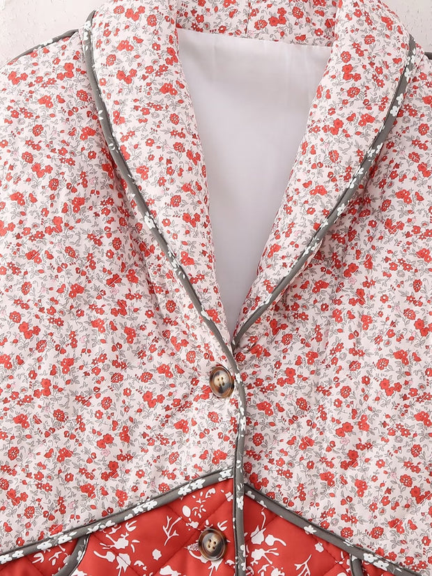 Steppjacke mit Blumenmuster und Ethno-Muster im Steppdesign