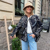 Steppjacke mit Blumenmuster und Ethno-Muster