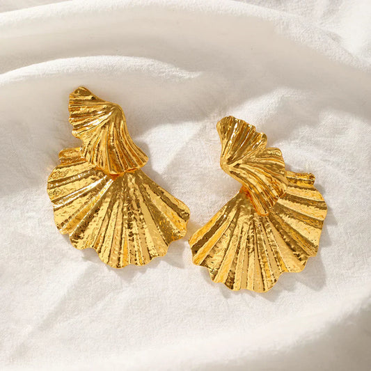 Origami Glams Ohrringe Diletta Elegante Goldfarbene Schmuckstücke Mit Dreidimensionalem Falzdesign Und Lichtreflexen