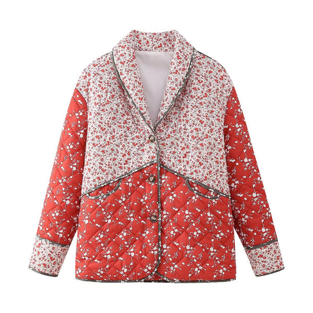 Steppjacke mit Blumenmuster und Ethno-Muster im Steppdesign
