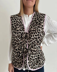 Jeansweste mit Leopardenmuster, Schleifendetails und lockerer Passform