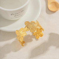 Armband Bloom Valeria Mit Florales Relief Und Goldenen Blüten Elegant Romantisch Und Vielseitig Tragbar