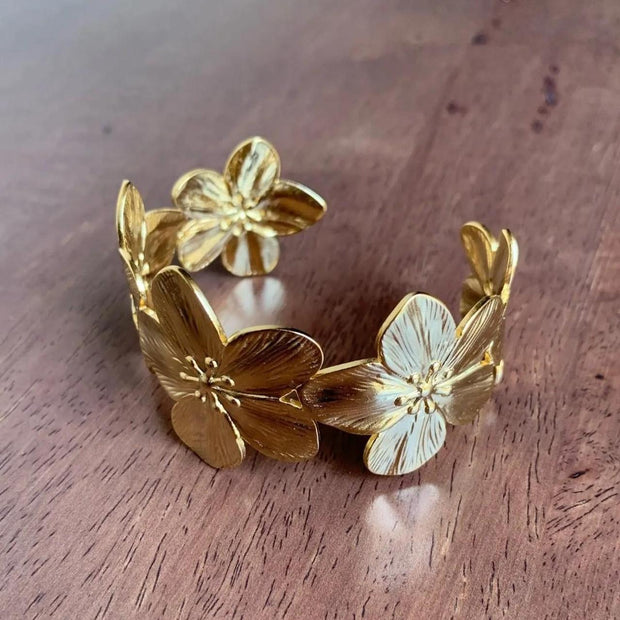 Armband Bloom Valeria Mit Florales Relief Und Goldenen Blüten Elegant Romantisch Und Vielseitig Tragbar