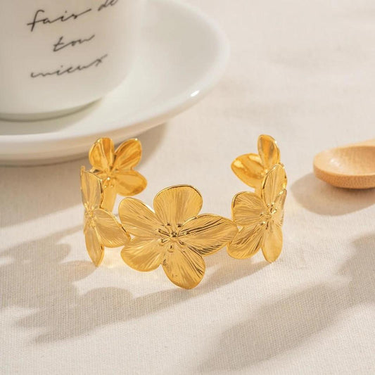 Armband Bloom Valeria Mit Florales Relief Und Goldenen Blüten Elegant Romantisch Und Vielseitig Tragbar