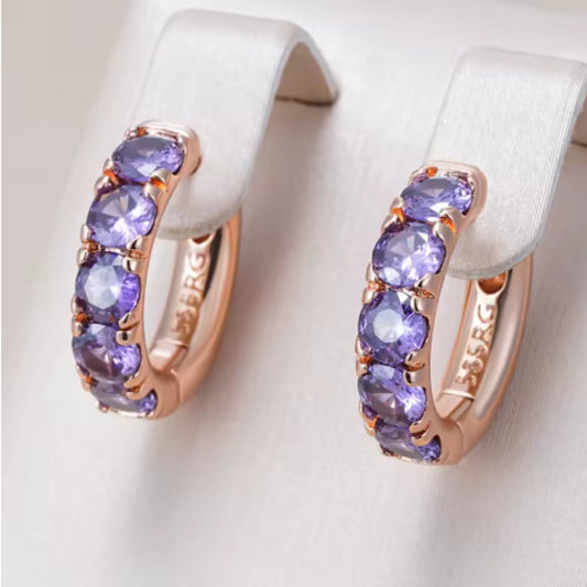 Elegante Lila Ohrringe aus Goldoptik mit Facettierten Violetten Steinen Sarai Hoop Design Klassisch