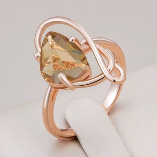 Eleganter Ring Mit Bernsteinfarbenem Dreieckskristall Und Roségoldfassung Naia Exklusiv