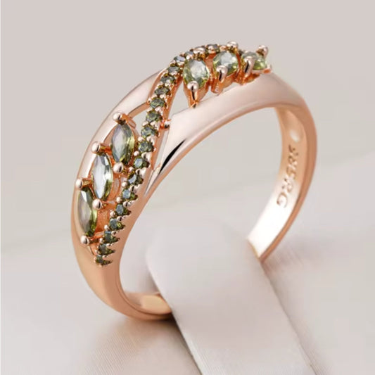 Eleganter Ring Aus Olivenkristall Nalani Mit Natürlichem Glanz Und Feinem Finish Für Den Anspruchsvollen Schmuckliebhaber
