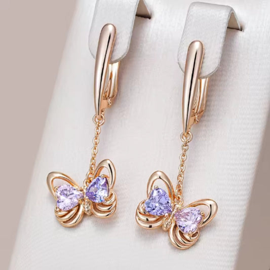 Elegante Schmetterlings Ohrhänger In Violett Und Flieder Mit Goldton Und Funkelnden Steinen Selene