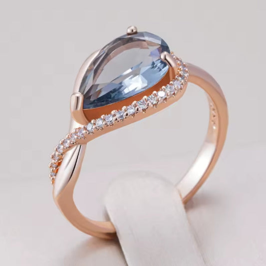 Eleganter Roségold Ring Mit Blauem Kristall Wassertropfen Und Funkelnde Zirkonias Verzierung Malika