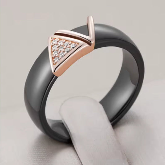 Eleganter Ring Aus Schwarzem Gold - Sariya, Moderner Damenring Mit Roségold-Detail Und Dreieck-Pavé Kleine Steinchen