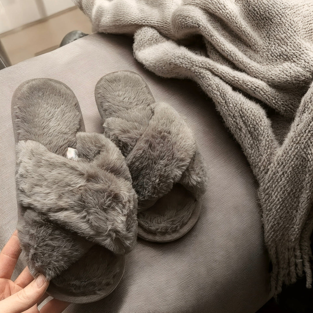 Kuschelige Hausschuhe mit gekreuzten Riemen