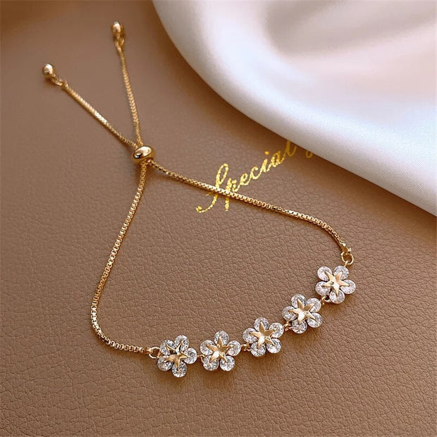 Verstellbares Armband Mit Kristallblüten Leocadia Romantisches Design Mit Glitzernden Kristallen Für Feminin Ausstrahlung