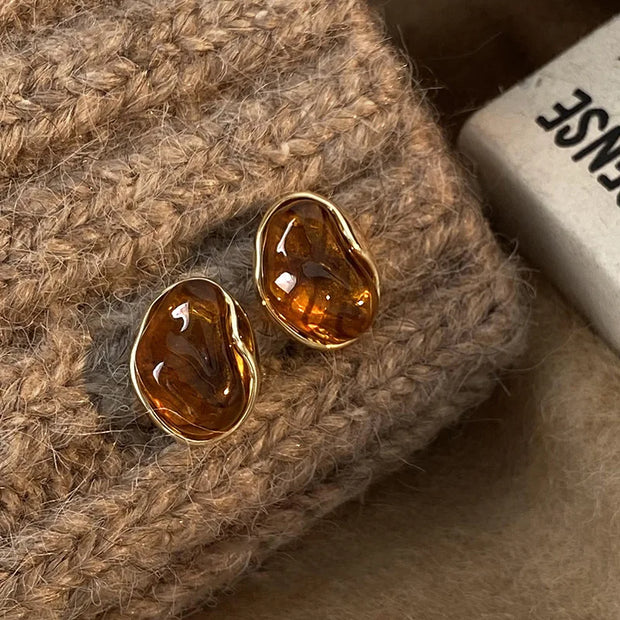 Knopf-Ohrringe Amber Melt Mit Bernsteinfarbenen Steinen Und Organischem Goldrahmen Sabine