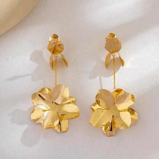 Luxuriöse Blumenohrringe Noemi Aus Goldveredeltem Metall Mit Dreidimensionalem Blüten Design Und Femininer Eleganz