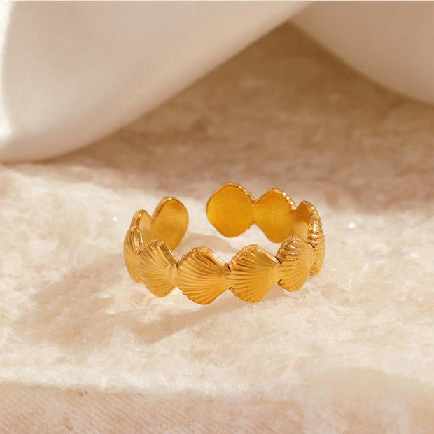 Schmuckring In Muschelform Von Malika Goldfarbener Offener Ring Mit Zierlichen Muschelformen Und Feinem Muster