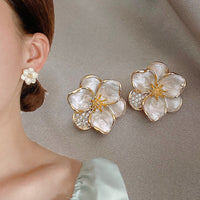 Ohrringe Mit Weißen Blumen Von Nicole Elegante Florale Schmuckstücke Mit Feinem Metallglanz