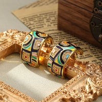Art Deco Creolen Aphra Geometrische Muster In Leuchtenden Farben Mit Hochglänzendem Gold Finish Und Funkelnden Steinchen
