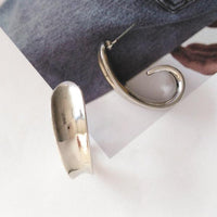 Luxusohrringe Imani Goldfarbenes Geschwungenes Minimaldesign Mit Fließenden Linien Und Poliertem Finish Elegante Moderne Accessoires