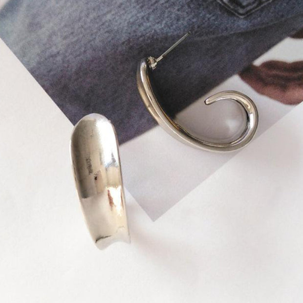 Luxusohrringe Imani Goldfarbenes Geschwungenes Minimaldesign Mit Fließenden Linien Und Poliertem Finish Elegante Moderne Accessoires