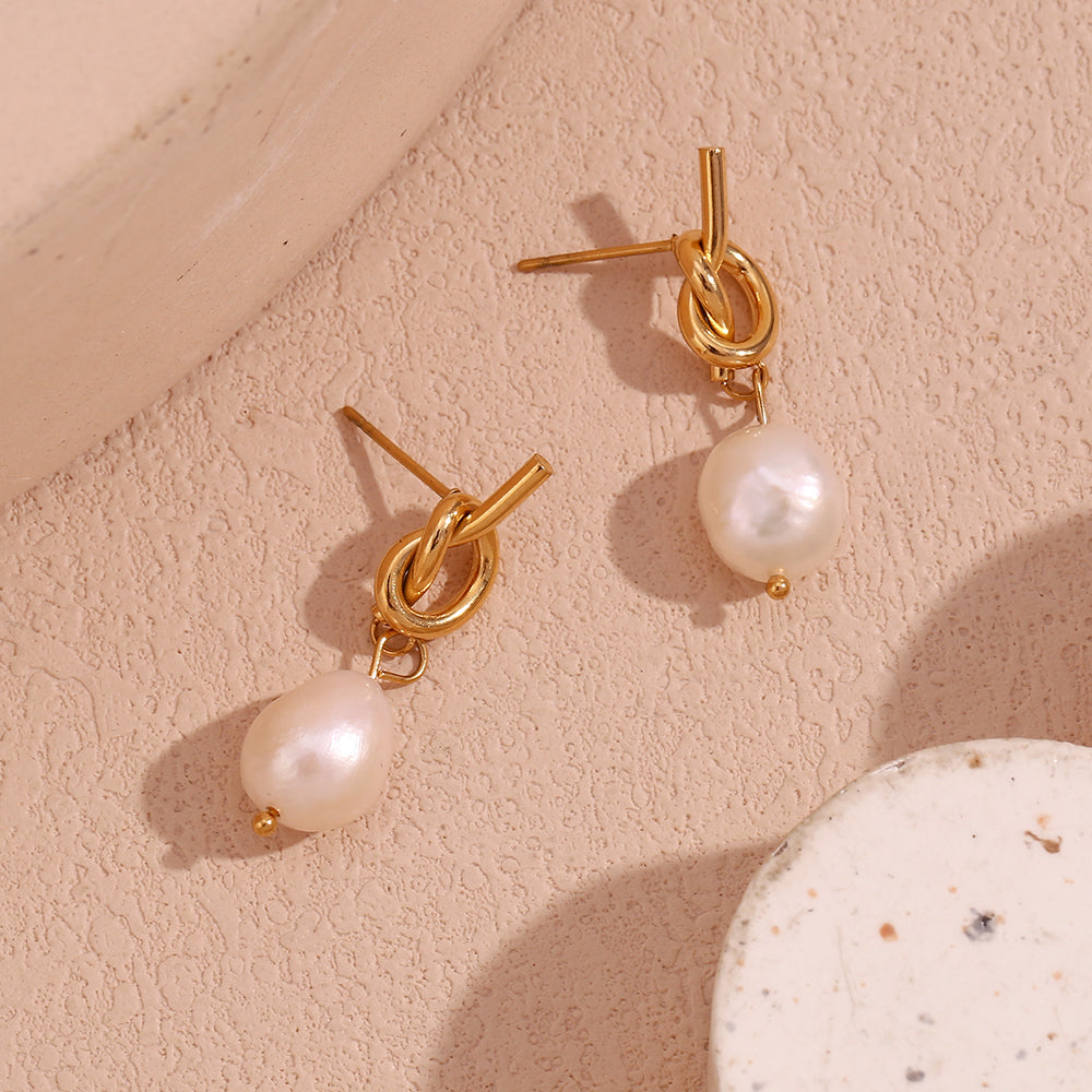 Perlenohrringe Mit Goldknotendesign, Zeitlose Eleganz Der Perlen, Zarter Perlenglanz Für Edle Outfits