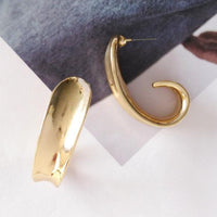 Luxusohrringe Imani Goldfarbenes Geschwungenes Minimaldesign Mit Fließenden Linien Und Poliertem Finish Elegante Moderne Accessoires