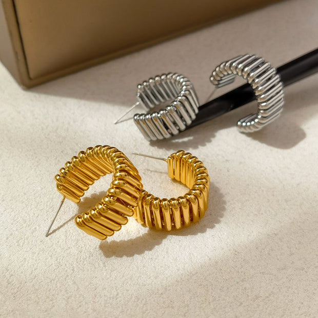 Glamouröse Spirale Ohrringe Camilla Modernes Geometrisches Design Lichtreflexe Eleganz
