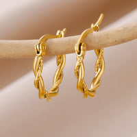 Gedrehte Hoop Ohrringe Clare Eleganter Texturierter Ohrschmuck Für Alltag Und Besondere Anlässe