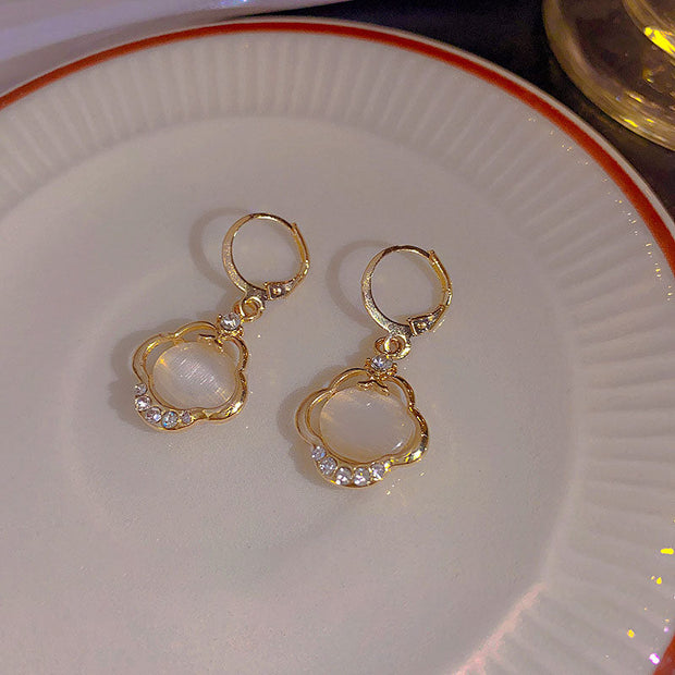 Opulente Ohrringe Magdalena Perlmutt Anhänger Umgeben Von Goldener Filigranstruktur Und Glitzernde Kristalle