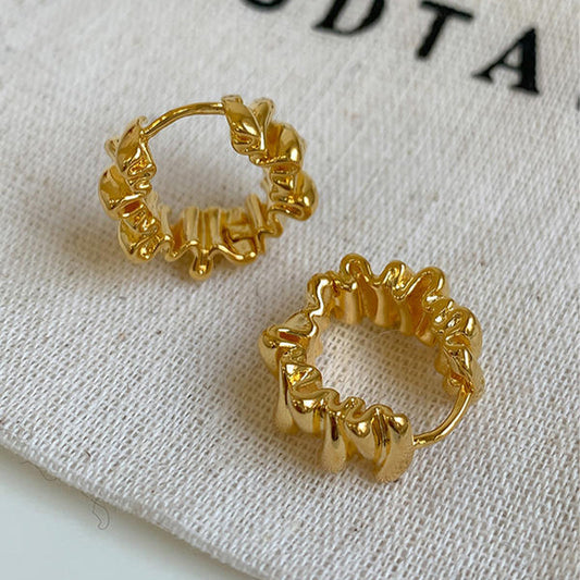 Creolen Mit Goldener Rüschenstruktur Für Elegante Alltags Und Abendoutfits Fiorina Ohrringe