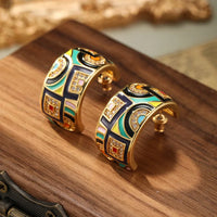 Art Deco Creolen Aphra Geometrische Muster In Leuchtenden Farben Mit Hochglänzendem Gold Finish Und Funkelnden Steinchen