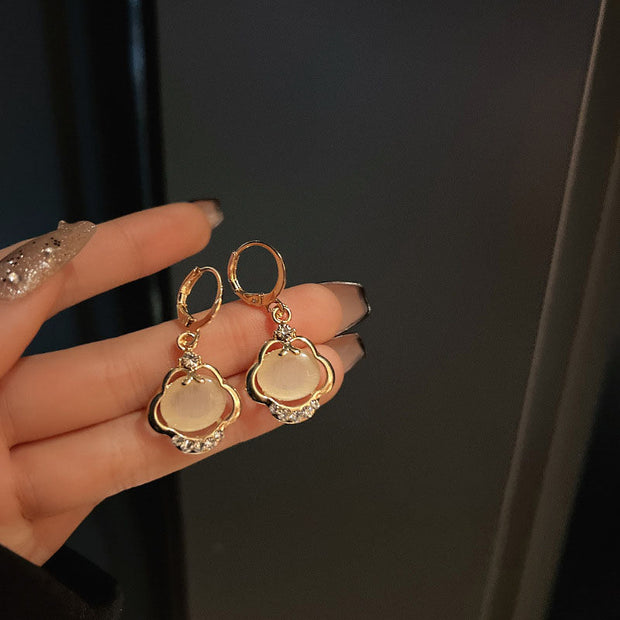 Opulente Ohrringe Magdalena Perlmutt Anhänger Umgeben Von Goldener Filigranstruktur Und Glitzernde Kristalle