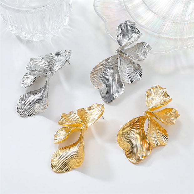 Ohrringe Blütenkraft Elisa Schichtdesign Aus Goldmetalloptik Mit Dreidimensionalen Blüten Und Femininem Statement