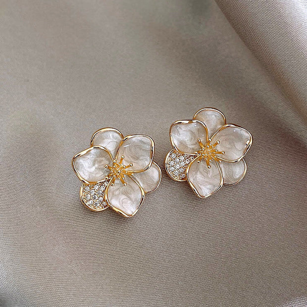 Ohrringe Mit Weißen Blumen Von Nicole Elegante Florale Schmuckstücke Mit Feinem Metallglanz