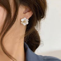 Ohrringe Mit Weißen Blumen Von Nicole Elegante Florale Schmuckstücke Mit Feinem Metallglanz