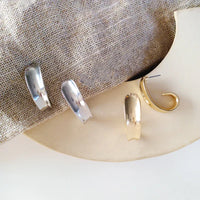 Luxusohrringe Imani Goldfarbenes Geschwungenes Minimaldesign Mit Fließenden Linien Und Poliertem Finish Elegante Moderne Accessoires