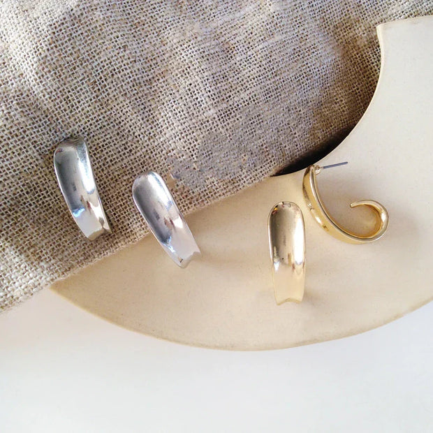 Luxusohrringe Imani Goldfarbenes Geschwungenes Minimaldesign Mit Fließenden Linien Und Poliertem Finish Elegante Moderne Accessoires