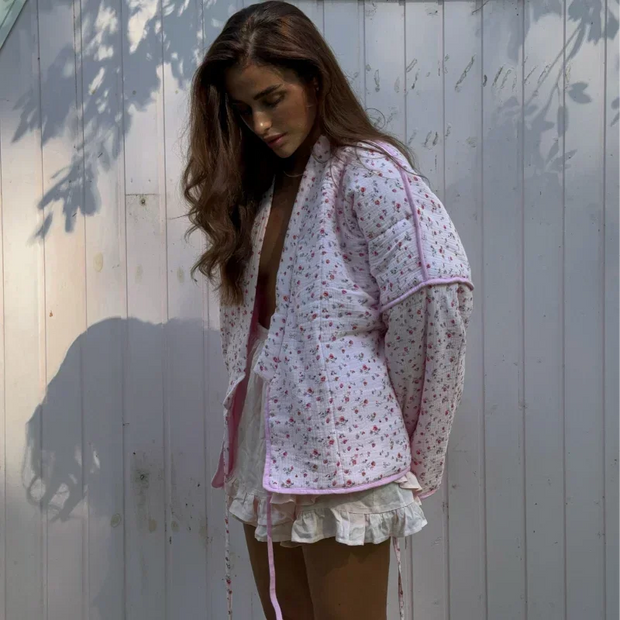 Steppjacke mit Blumenmuster, Schleifendetails und Bindedetails