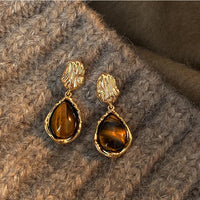 Knopf-Ohrringe Amber Melt Mit Bernsteinfarbenen Steinen Und Organischem Goldrahmen Sabine