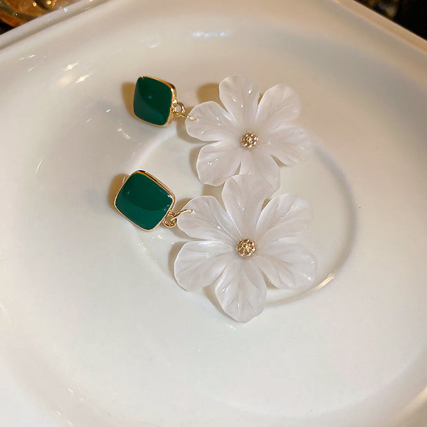 Daisy Drop Ohrringe Paola Florales Pendeldesign Transparente Blütenblätter Filigrane Metallstruktur Elegant Leicht