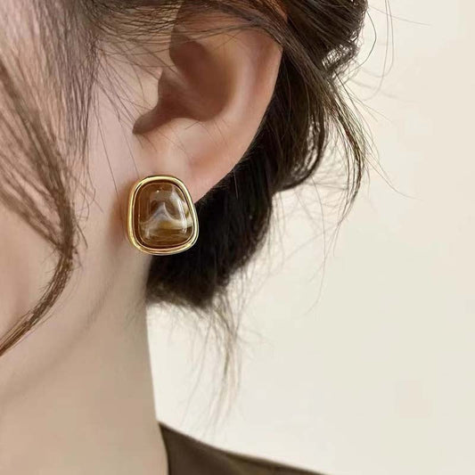 Steckohrstecker Mit Marmoriertem Stein In Erdigen Farbtönen Goldfarbene Fassung Elegantes Minimalistisches Design Zafira