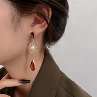 Elegante Kaskaden-Ohrringe Aus Perlen Mit Tropfensteinen Und Goldenen Details – Melina